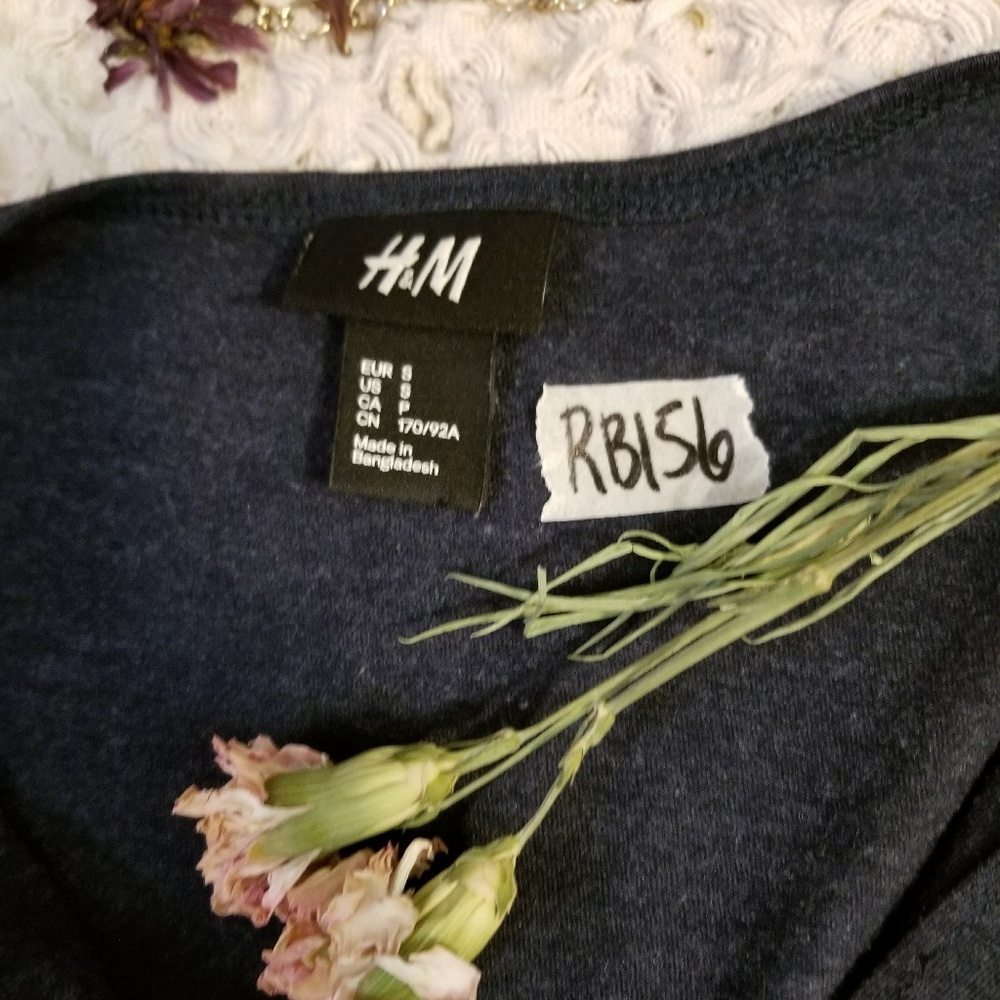 🌻🌺🌻 H&M BUTTONED V-NECK SHIRT!! - Picture 4 of 5